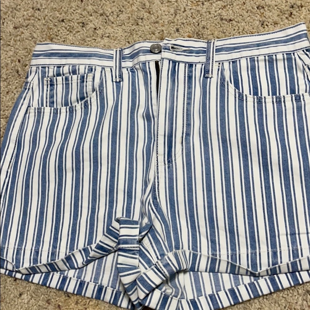 Size 6 Mom shorts American Eagle